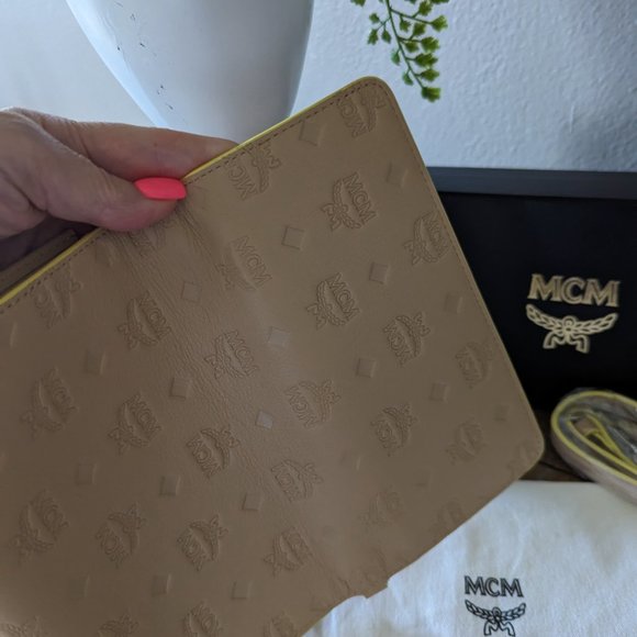 🔥 MCM Logo Klara Embossed Leather Smartphone Crossbody Clutch Wallet - Picture 5 of 11